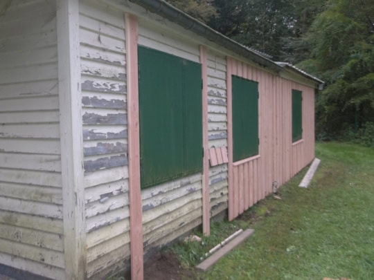 reparatur gaardenhaischen-reparatur gartenhaus-réparation abri de jardin-instandsetzungsarbeiten holzhaus