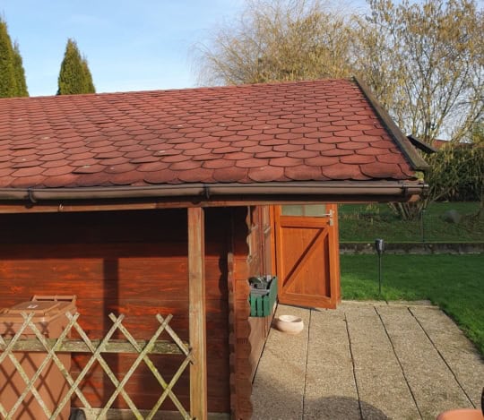reparatur daach gaardenhaischen-reparatur dach gartenhaus-réparation toit abri de jardin-instandsetzungsarbeiten holzhaus