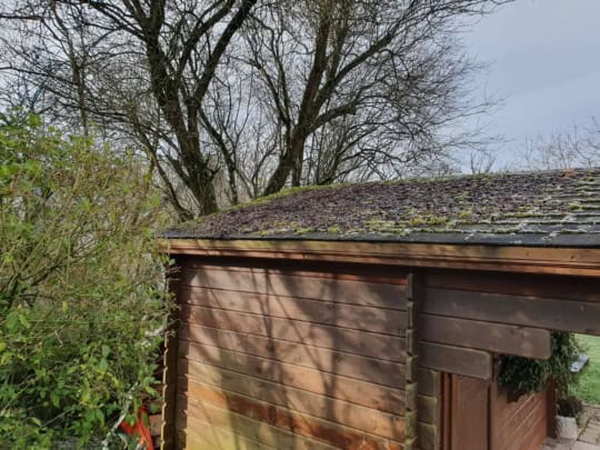 reparatur daach gaardenhaischen-reparatur dach gartenhaus-réparation toit abri de jardin-instandsetzungsarbeiten holzhaus