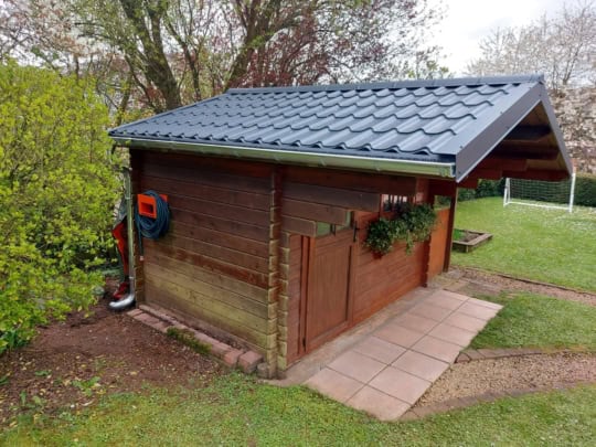 reparatur daach gaardenhaischen-reparatur dach gartenhaus-réparation toit abri de jardin-instandsetzungsarbeiten holzhaus-daachandeckung blech-dacheindeckung blech-couverture toit tôle