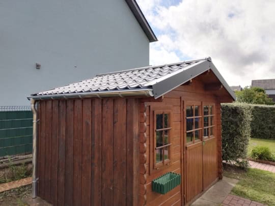reparatur daach gaardenhaischen-reparatur dach gartenhaus-réparation toit abri de jardin-instandsetzungsarbeiten holzhaus-daachandeckung blech-dacheindeckung blech-couverture toit tôle
