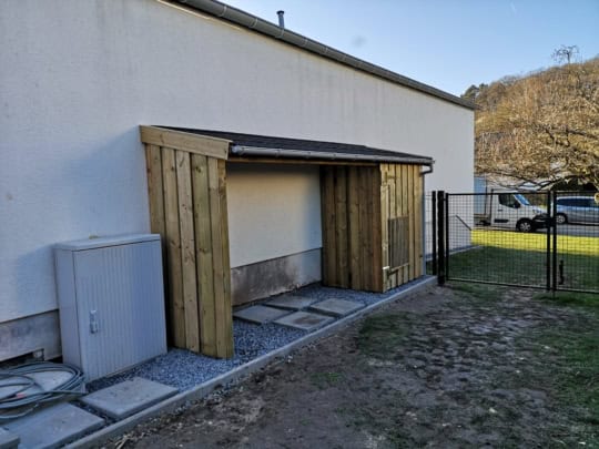 op mooß-auf maß-sur mesure-holzschapp-holzschuppen-holzlagerung-bûcher-stockage de bois-akleedung wärmepompel-einkleidung wärmepumpe-bardage pompe à chaleur