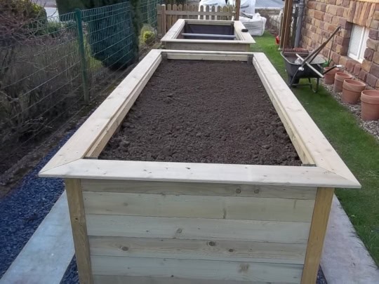 héichbeet-hochbeet-potager surélevé-op mooß-auf maß-sur mesure-holz-bois-gaard-garten-jardin-geméisubau-gemüseanbau