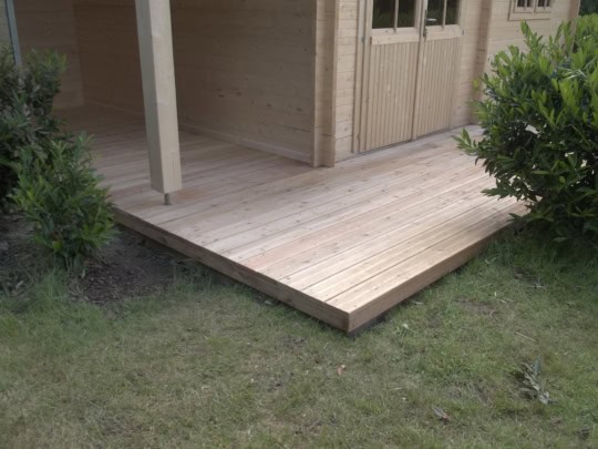 terrass-terrasse-holzterrasse-terrasse en bois-lärche-mélèze-gaard-garten-jardin-alentours