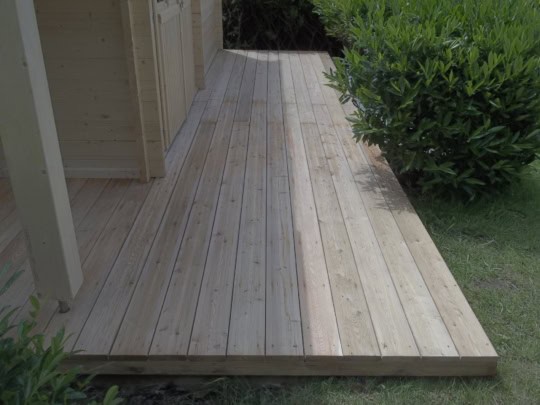 terrass-terrasse-holzterrasse-terrasse en bois-lärche-mélèze-gaard-garten-jardin-alentours