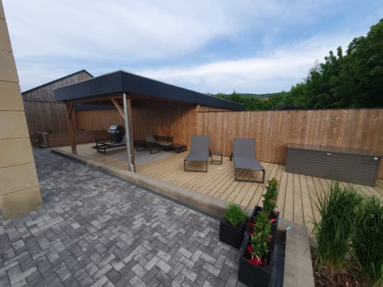 terrass-terrasse-holzterrasse-terrasse en bois-fichte-épicéa-gaard-garten-jardin-alentours