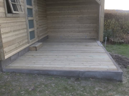 terrass-terrasse-holzterrasse-terrasse en bois-fichte-épicéa-gaard-garten-jardin-alentours