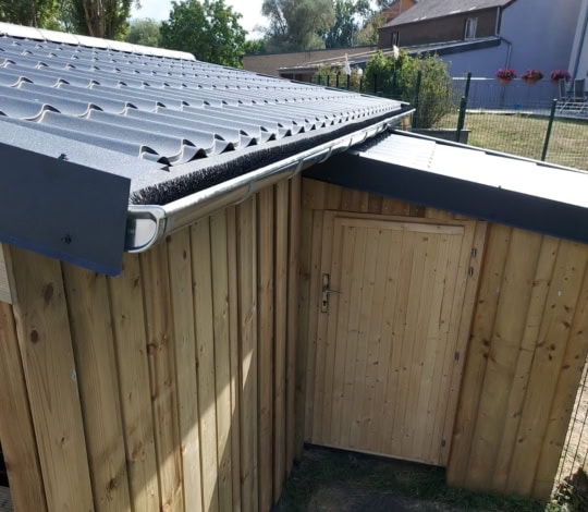 reparatur daach gaardenhaischen-reparatur dach gartenhaus-réparation toit abri de jardin-instandsetzungsarbeiten holzhaus-daachandeckung blech-dacheindeckung blech-couverture toit tôle
