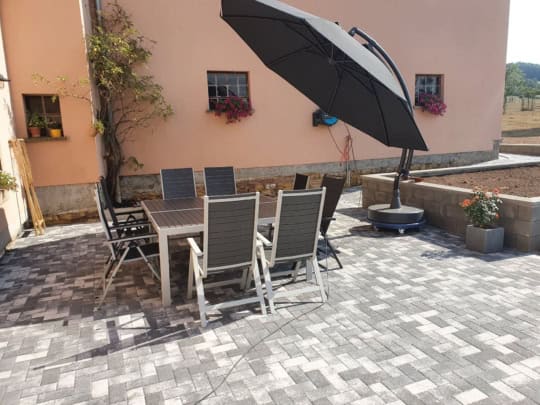 terrass-terrasse-verbundsteine-verbundsténg-pierres composites-gaard-garten-jardin-alentours